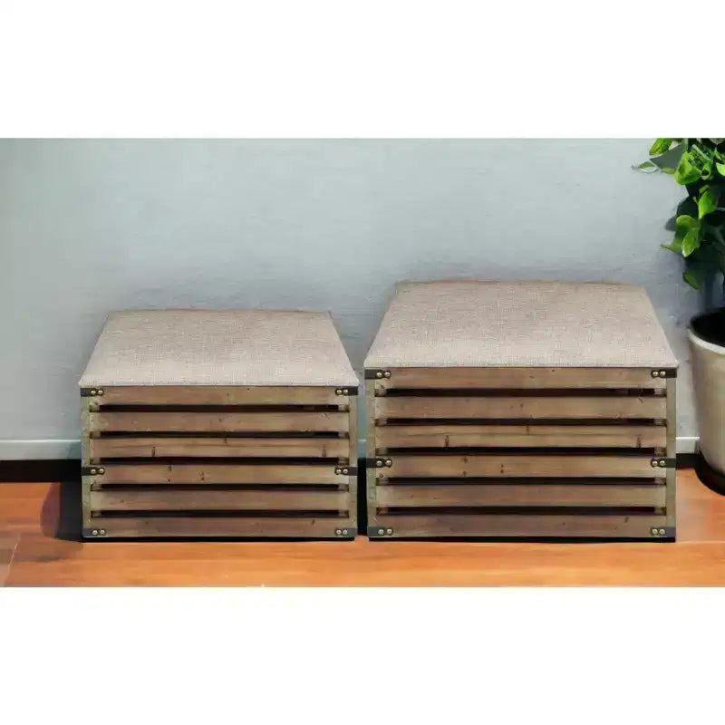 Set di due panche portaoggetti con doghe in legno marrone e rivestimento in tessuto con piano apribile