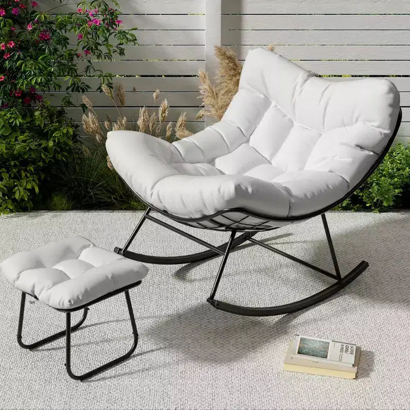Sedia a sdraio oversize con poggiapiedi, poltrona a dondolo Papasan da esterno con pouf e robusta struttura in metallo, dondolo a uovo in rattan per patio