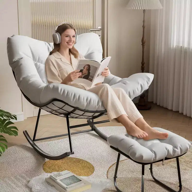 Sedia a sdraio oversize con poggiapiedi, poltrona a dondolo Papasan da esterno con pouf e robusta struttura in metallo, dondolo a uovo in rattan per patio