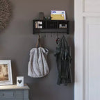 Scaffale da Parete in Legno Massello di Pino da 60 cm con Mensola Superiore, 5 Ganci e Cesti in Filo Metallico per Soggiorno, Cucina o Ingresso